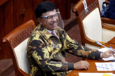 Menkominfo Johnny G Plate saat mengikuti rapat kerja dengan Komisi I DPR di Komplek Parlemen, Jakarta, Rabu (7/4/2021).