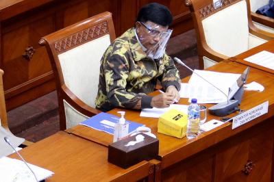 Menkominfo Johnny G Plate saat mengikuti rapat kerja dengan Komisi I DPR di Komplek Parlemen, Jakarta, Rabu (7/4/2021).