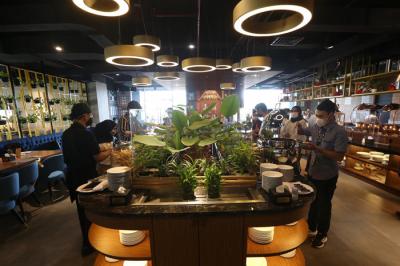 Waiter menyiapkan ragam menu tradisional di Grand Kitchen Royal Tulip Darmo, Surabaya, Jawa Timur, Rabu (7/4/2021).