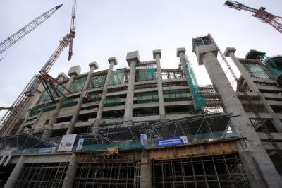 Pekerja menyelesaikan pembangunan proyek Stadion JIS atau Jakarta International Stadium (JIS), Tanjung Priok, Jakarta, Rabu (7/4/2021).