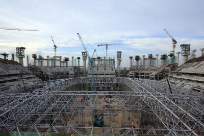 Pekerja menyelesaikan pembangunan proyek Stadion JIS atau Jakarta International Stadium (JIS), Tanjung Priok, Jakarta, Rabu (7/4/2021).
