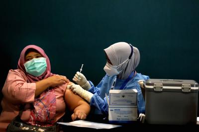 Petugas menyuntikkan vaksin Covid-19 kepada penerima vaksin di Senayan City, Jakarta, Rabu (7/4/2021).