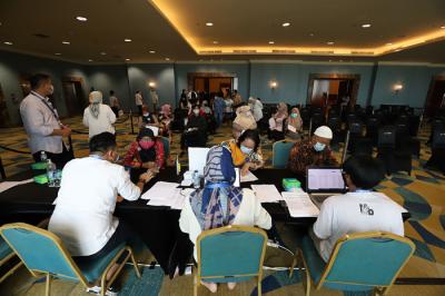 Petugas menyuntikkan vaksin Covid-19 kepada penerima vaksin di Senayan City, Jakarta, Rabu (7/4/2021).