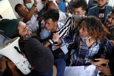 Mahasiswa meluapkan emosi dengan membakar ban bekas saat melakukan aksi demonstrasi didepan kampus Universitas DR. Soetomo (Unitomo) Surabaya, Kamis (8/4/2021).