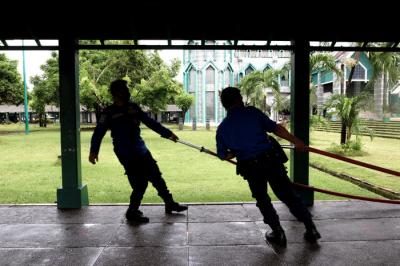 Petugas pemadam kebakaran tengah menyemprotkan cairan disinfektan di Masjid Al Markaz Al Islami, Makassar, Sulawesi Selatan, Kamis (8/4/2021).