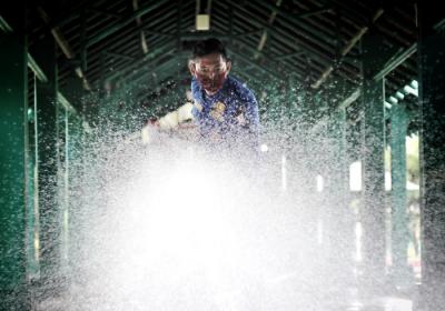 Petugas pemadam kebakaran tengah menyemprotkan cairan disinfektan di Masjid Al Markaz Al Islami, Makassar, Sulawesi Selatan, Kamis (8/4/2021).