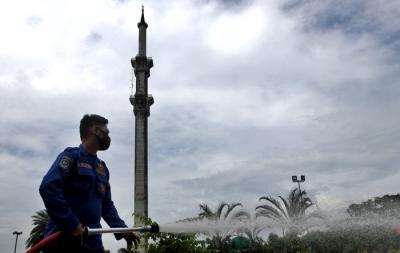 Petugas pemadam kebakaran tengah menyemprotkan cairan disinfektan di Masjid Al Markaz Al Islami, Makassar, Sulawesi Selatan, Kamis (8/4/2021).