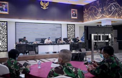 Gubernur Jawa Barat Ridwan Kamil saat menghadiri Rapat Komite Kebijakan Penanganan Covid-19 dan Pemulihan Ekonomi Daerah, di Bandung, Kamis (8/4/2021).