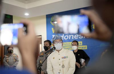Gubernur Jawa Barat Ridwan Kamil saat menghadiri Rapat Komite Kebijakan Penanganan Covid-19 dan Pemulihan Ekonomi Daerah, di Bandung, Kamis (8/4/2021).