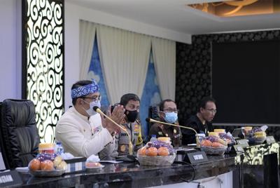 Gubernur Jawa Barat Ridwan Kamil saat menghadiri Rapat Komite Kebijakan Penanganan Covid-19 dan Pemulihan Ekonomi Daerah, di Bandung, Kamis (8/4/2021).