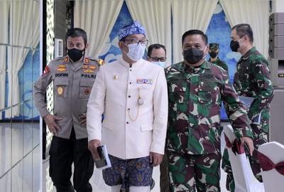 Gubernur Jawa Barat Ridwan Kamil saat menghadiri Rapat Komite Kebijakan Penanganan Covid-19 dan Pemulihan Ekonomi Daerah, di Bandung, Kamis (8/4/2021).