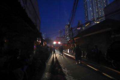 Petugas bersama warga berusaha memadamkan api yang menghanguskan permukiman warga di Kebon Melati, Tanah Abang, Jakarta Pusat, Kamis (8/4/2021).