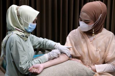 Pasien mendapatkan perawatan di Maxine Aesthetic Clinic Surabaya, Jawa Timur, Kamis (8/4/2021).