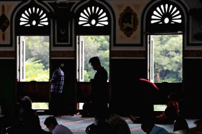 Pemerintah Provinsi DKI Jakarta mengizinkan warga Ibu Kota untuk melaksanakan shalat tarawih secara berjemaah selama bulan Ramadhan nanti.