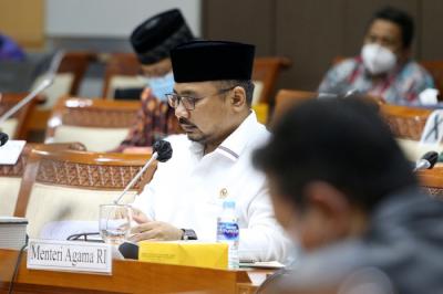 Menteri Agama Yaqut Cholil Qoumas menyampaikan pandangannya saat rapat kerja bersama Komisi VIII DPR di Komplek Parlemen, Jakarta, Kamis (8/4/2021).