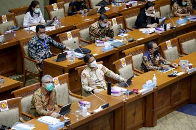Menteri Kesehatan Budi Gunadi Sadikin saat mengikuti rapat kerja dengan Komisi IX DPR di Komplek Parlemen, Jakarta, Kamis (8/4/2021).
