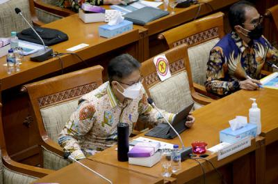 Menteri Kesehatan Budi Gunadi Sadikin saat mengikuti rapat kerja dengan Komisi IX DPR di Komplek Parlemen, Jakarta, Kamis (8/4/2021).