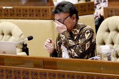 MenPAN-RB Tjahjo Kumolo mengikuti rapat kerja bersama Komisi II DPR di Komplek Parlemen, Jakarta, Kamis (8/4/2021).
