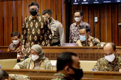 MenPAN-RB Tjahjo Kumolo mengikuti rapat kerja bersama Komisi II DPR di Komplek Parlemen, Jakarta, Kamis (8/4/2021).