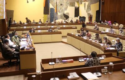 MenPAN-RB Tjahjo Kumolo mengikuti rapat kerja bersama Komisi II DPR di Komplek Parlemen, Jakarta, Kamis (8/4/2021).