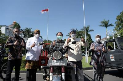 Gubernur Jawa Barat Ridwan Kamil saat acara Sosialisasi dan Pameran Kendaraan Bermotor Listrik Berbasis Baterai di Bandung, Kamis (8/4/2021).