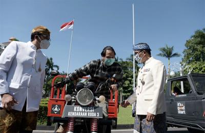 Gubernur Jawa Barat Ridwan Kamil saat acara Sosialisasi dan Pameran Kendaraan Bermotor Listrik Berbasis Baterai di Bandung, Kamis (8/4/2021).