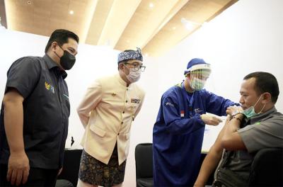 Menteri BUMN Erick Tohir bersama Gubernur Jawa Barat Ridwan Kamil meninjau sentra vaksinasi Kementerian BUMN di Kota Bandung, Jawa Barat, Kamis (8/4/2021).