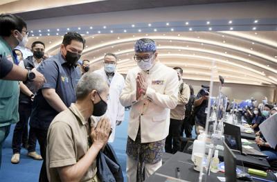 Menteri BUMN Erick Tohir bersama Gubernur Jawa Barat Ridwan Kamil meninjau sentra vaksinasi Kementerian BUMN di Kota Bandung, Jawa Barat, Kamis (8/4/2021).