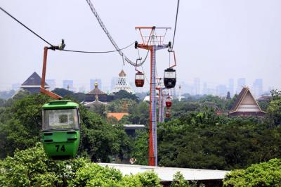 Suasana aktivitas di Taman Mini Indonesia Indah (TMII) Jakarta, Kamis (8/4/2021).