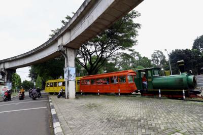 Suasana aktivitas di Taman Mini Indonesia Indah (TMII) Jakarta, Kamis (8/4/2021).