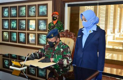 Kepala Staf Angkatan Udara (Kasau) Marsekal TNI Fadjar Prasetyo melakukan tabur bunga saat ziarah ke TMP Kalibata, Jakarta, Kamis (8/4/2021).
