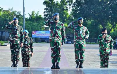 Kepala Staf Angkatan Udara (Kasau) Marsekal TNI Fadjar Prasetyo melakukan tabur bunga saat ziarah ke TMP Kalibata, Jakarta, Kamis (8/4/2021).