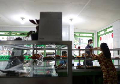 Penjual melayani pembeli di Warteg Kharisma di kawasan Jakarta Timur, Kamis (8/4/2021).