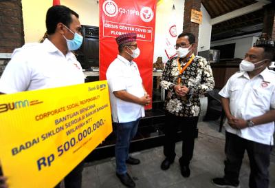 Direktur Utama BTN Haru Koesmahargyo menyerahkan bantuan CSR senilai Rp500 juta untuk korban bencana NTT di Bali, Jumat (9/4/2021).