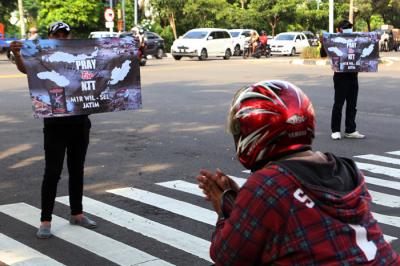 Anggota Maluku Satu Rasa melalukan aksi penggalangan dana bantuan untuk bencana NTT di Surabaya, Jawa Timur, Jumat (9/4/2021).