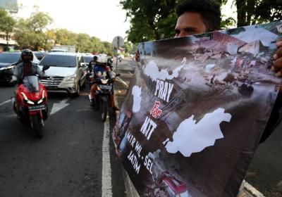 Anggota Maluku Satu Rasa melalukan aksi penggalangan dana bantuan untuk bencana NTT di Surabaya, Jawa Timur, Jumat (9/4/2021).
