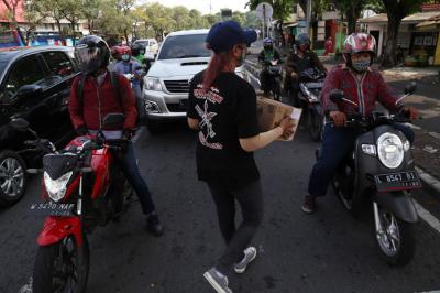 Anggota Maluku Satu Rasa melalukan aksi penggalangan dana bantuan untuk bencana NTT di Surabaya, Jawa Timur, Jumat (9/4/2021).
