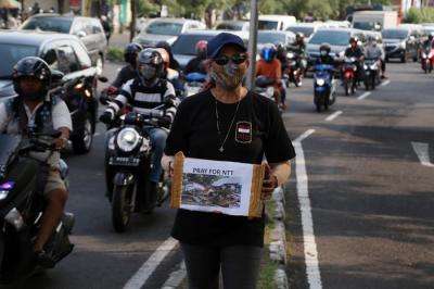 Anggota Maluku Satu Rasa melalukan aksi penggalangan dana bantuan untuk bencana NTT di Surabaya, Jawa Timur, Jumat (9/4/2021).