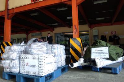 Sejumlah pekerja dari PT Asuransi Kredit Indonesia mengirimkan bantuan tanggap bencana ke NTT di Bandara Soekarno Hatta, Cengkareng, Jumat (9/4/2021).