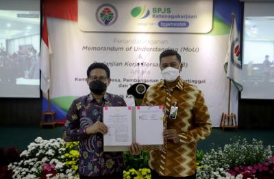 Menteri Desa, PDTT Abdul Halim Iskandar bersama Direktur Utama BP Jamsostek Anggoro Eko Cahyo saat penandatanganan MoU di Jakarta, Jumat (9/4/2021).