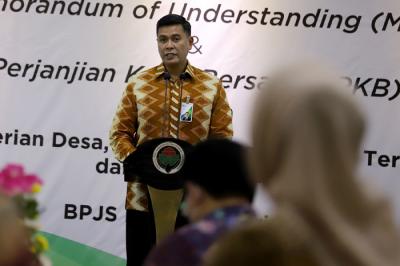 Menteri Desa, PDTT Abdul Halim Iskandar bersama Direktur Utama BP Jamsostek Anggoro Eko Cahyo saat penandatanganan MoU di Jakarta, Jumat (9/4/2021).