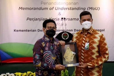 Menteri Desa, PDTT Abdul Halim Iskandar bersama Direktur Utama BP Jamsostek Anggoro Eko Cahyo saat penandatanganan MoU di Jakarta, Jumat (9/4/2021).