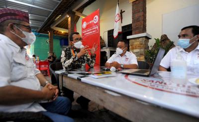 Direktur Utama BTN Haru Koesmahargyo menyerahkan bantuan CSR senilai Rp500 juta untuk korban bencana NTT di Bali, Jumat (9/4/2021).