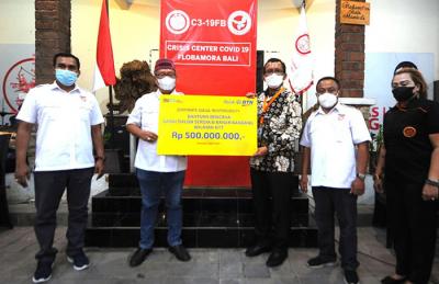 Direktur Utama BTN Haru Koesmahargyo menyerahkan bantuan CSR senilai Rp500 juta untuk korban bencana NTT di Bali, Jumat (9/4/2021).