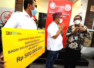 Direktur Utama BTN Haru Koesmahargyo menyerahkan bantuan CSR senilai Rp500 juta untuk korban bencana NTT di Bali, Jumat (9/4/2021).