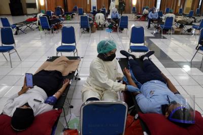 Kegiatan donor darah konvensional dan plasma konvalesen di Gedung Mulyadi dan R.E. Martadinata, Kodiklatal, Bumimoro, Surabaya, Jawa Timur, Kamis (8/4/2021).