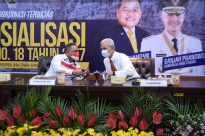 Gubernur Jateng Ganjar Pranowo dan Kepala BP2MI Benny Rhamdani saat Rakortas Sosialisasi UU Nomor 18/2017 tentang Pelindungan PMI di Semarang, Jumat (9/4/2021).