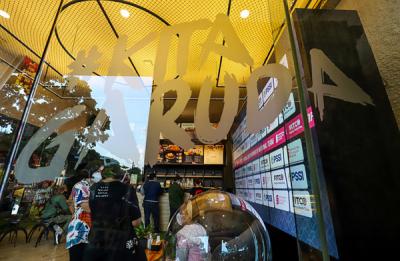 Pengunjung saat memesan makanan dan minuman di Garuda Cafe area Stadion Utama Gelora Bung Karno, Jakarta, Jumat (9/4/2021).