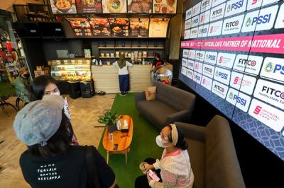 Pengunjung saat memesan makanan dan minuman di Garuda Cafe area Stadion Utama Gelora Bung Karno, Jakarta, Jumat (9/4/2021).