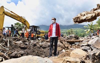 Presiden Joko Widodo mengunjungi Desa Amakaka, Kecamatan Ile Ape, yang merupakan salah satu lokasi terdampak bencana di Nusa Tenggara Timur, Jumat, (9/4/2021).